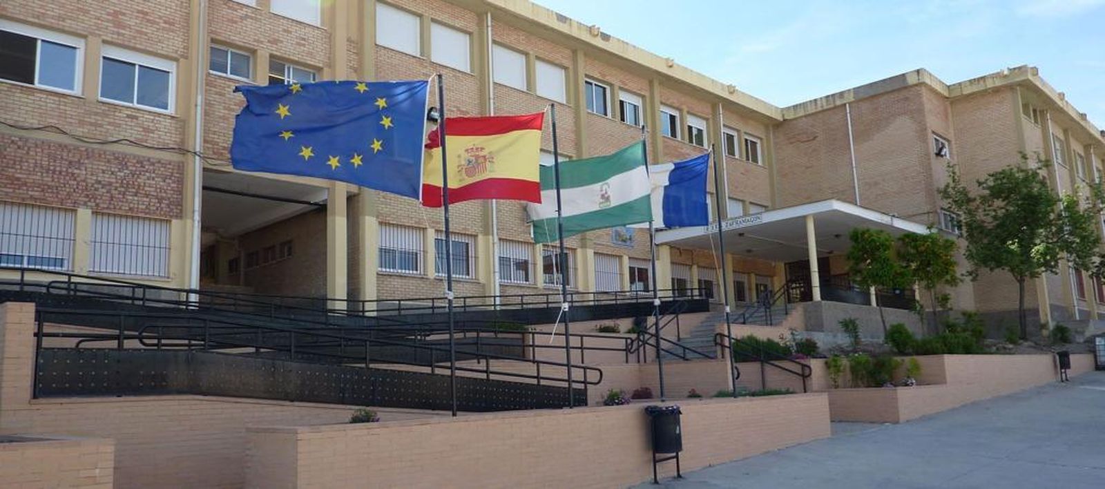 La fachada del IES Zaframagón.