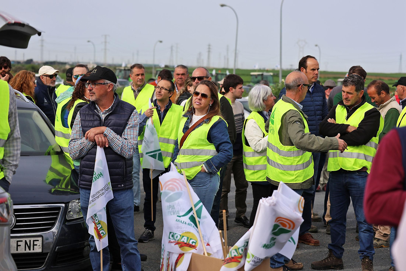 Imágenes de la multitudinaria tractorada de los agricultores en Huelva
