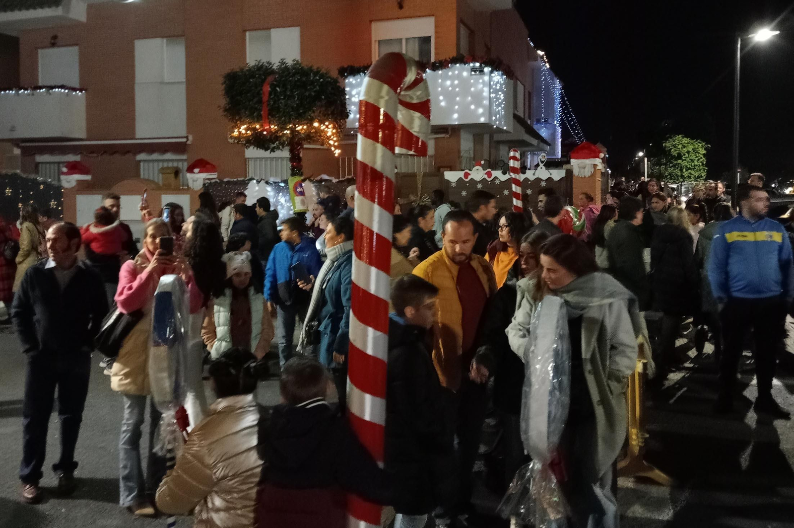 Imágenes de la calle del Grinch de Corrales, Huelva