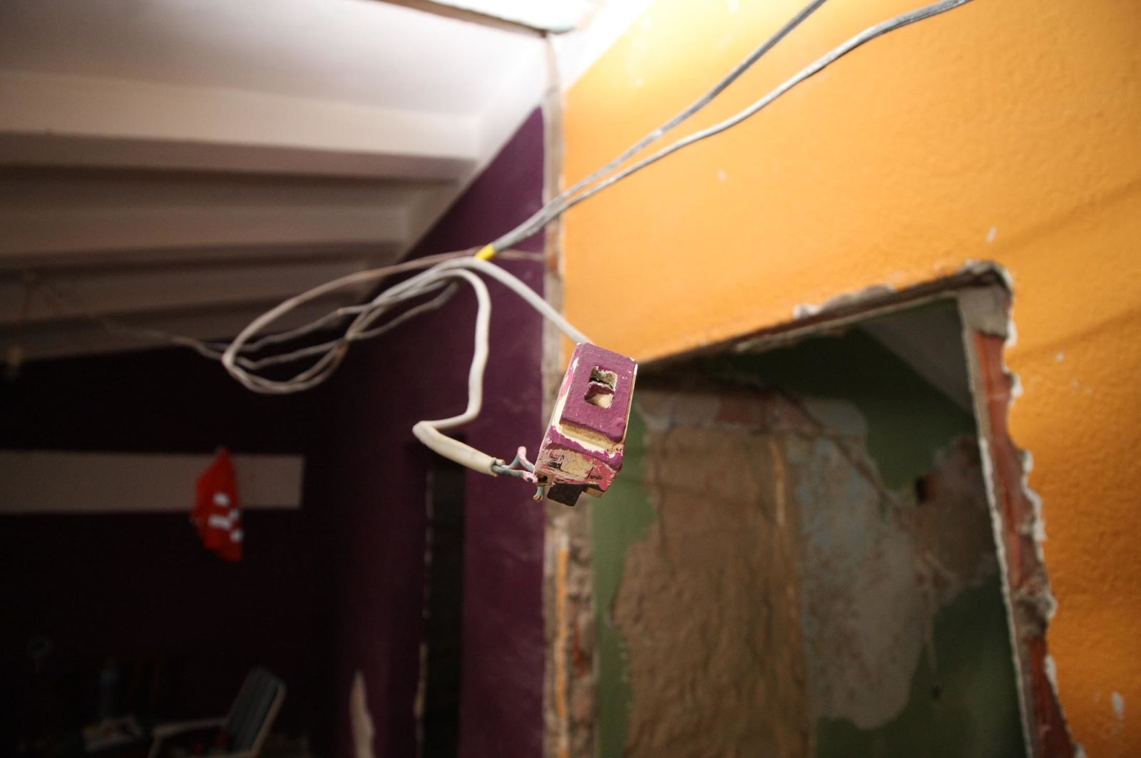 La visita del alcalde a las obras de rehabilitación de las viviendas de Pérez Cubillas, en imágenes