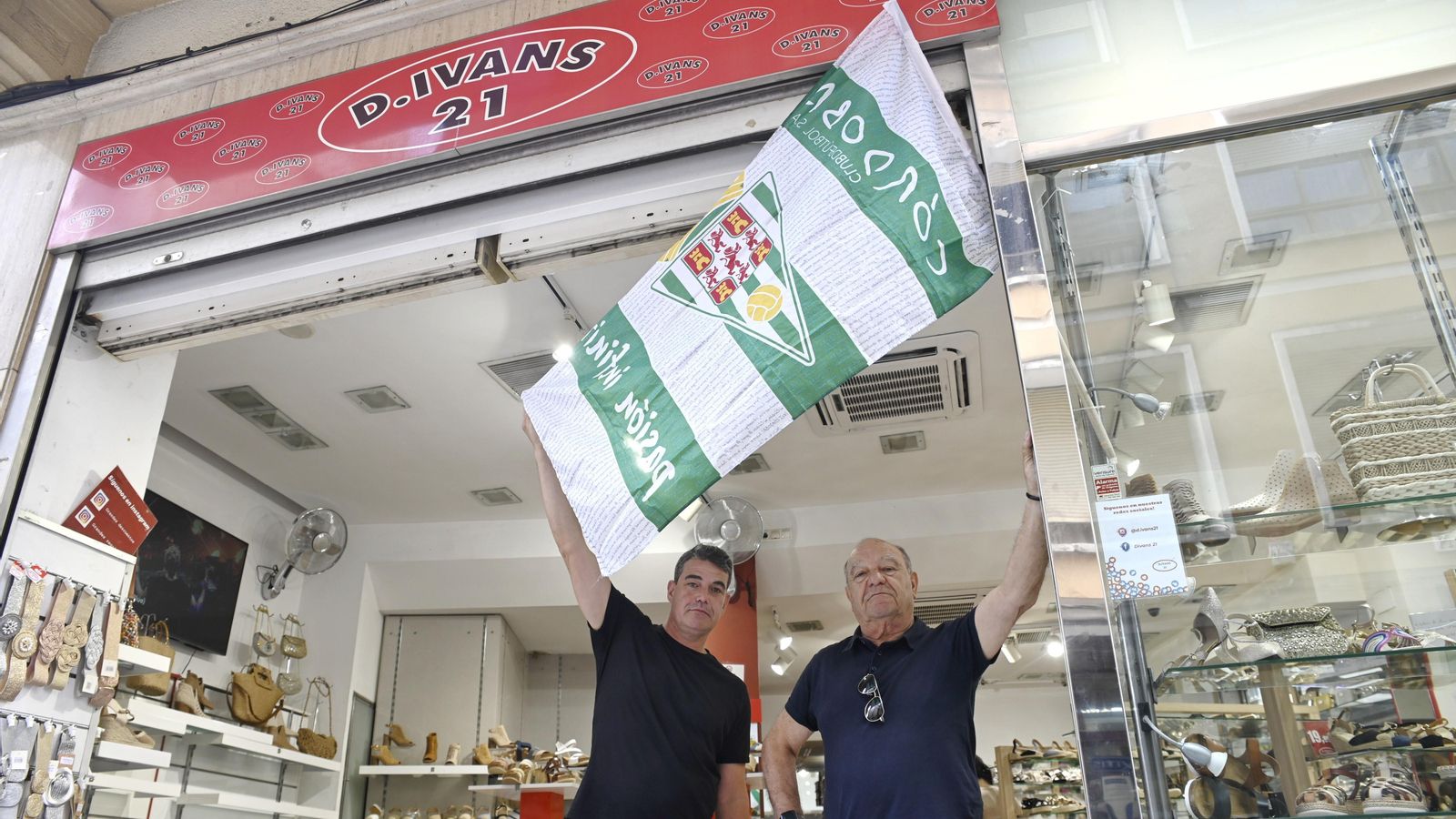 La bandera del Córdoba CF ondea en la zapatería D.Ivans 21.
