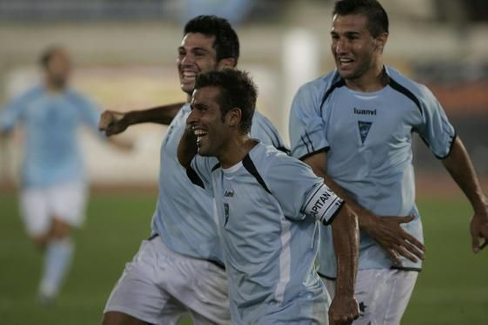 Katxorro, con el brazalete de capitán, celebra el tanto de falta directa. 

Foto: Javier Alonso