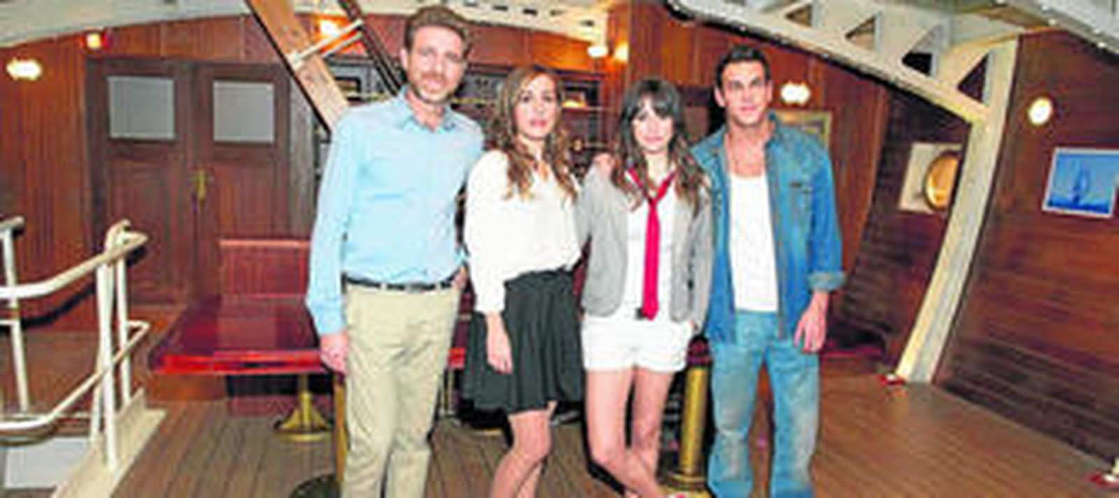 Juan José Artero, Irene Montalá, Blanca Suárez y Mario Casas en el plató de 'El barco', el principal estreno de Antena 3 para el próximo trimestre.