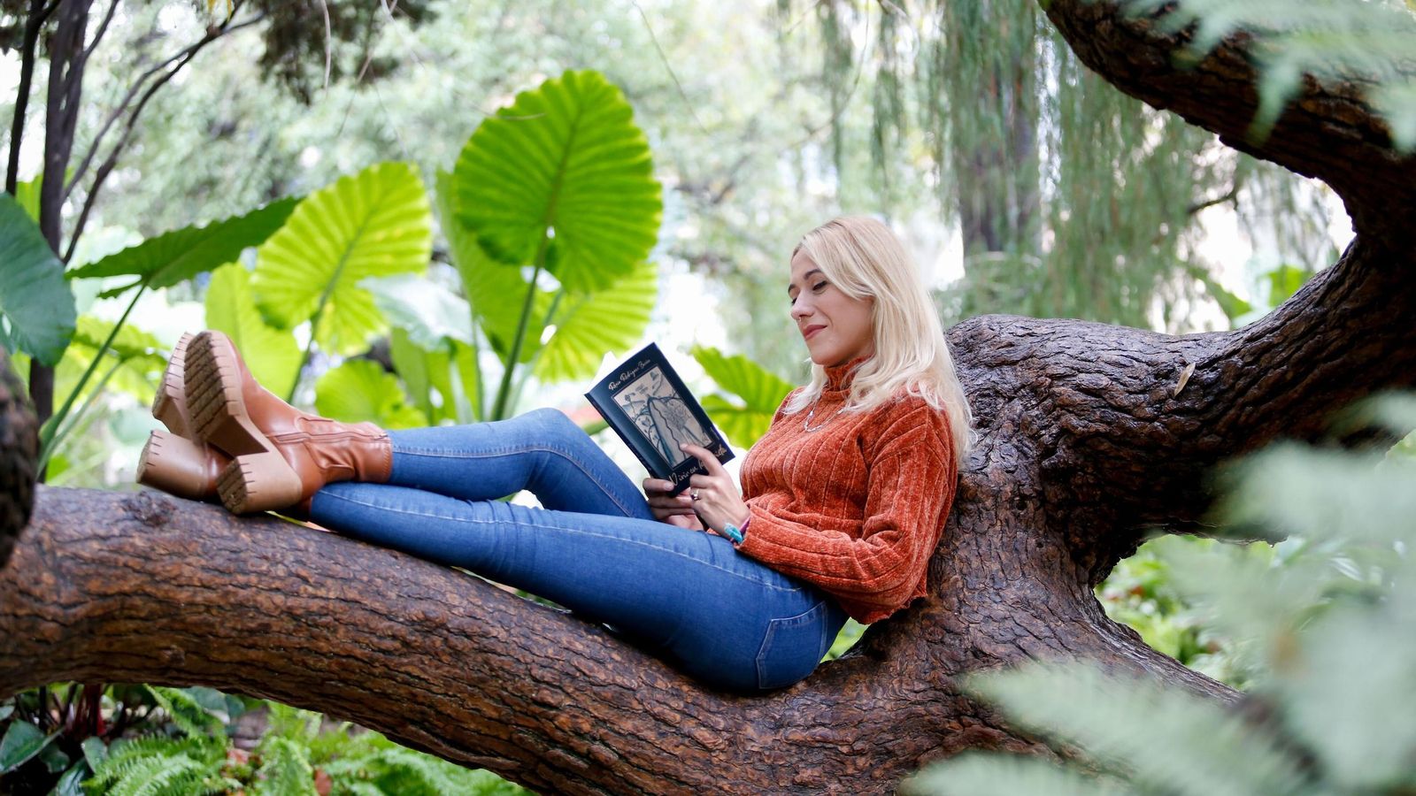 La poeta Rocío Rodríguez con su libro "Vivir en la grieta"