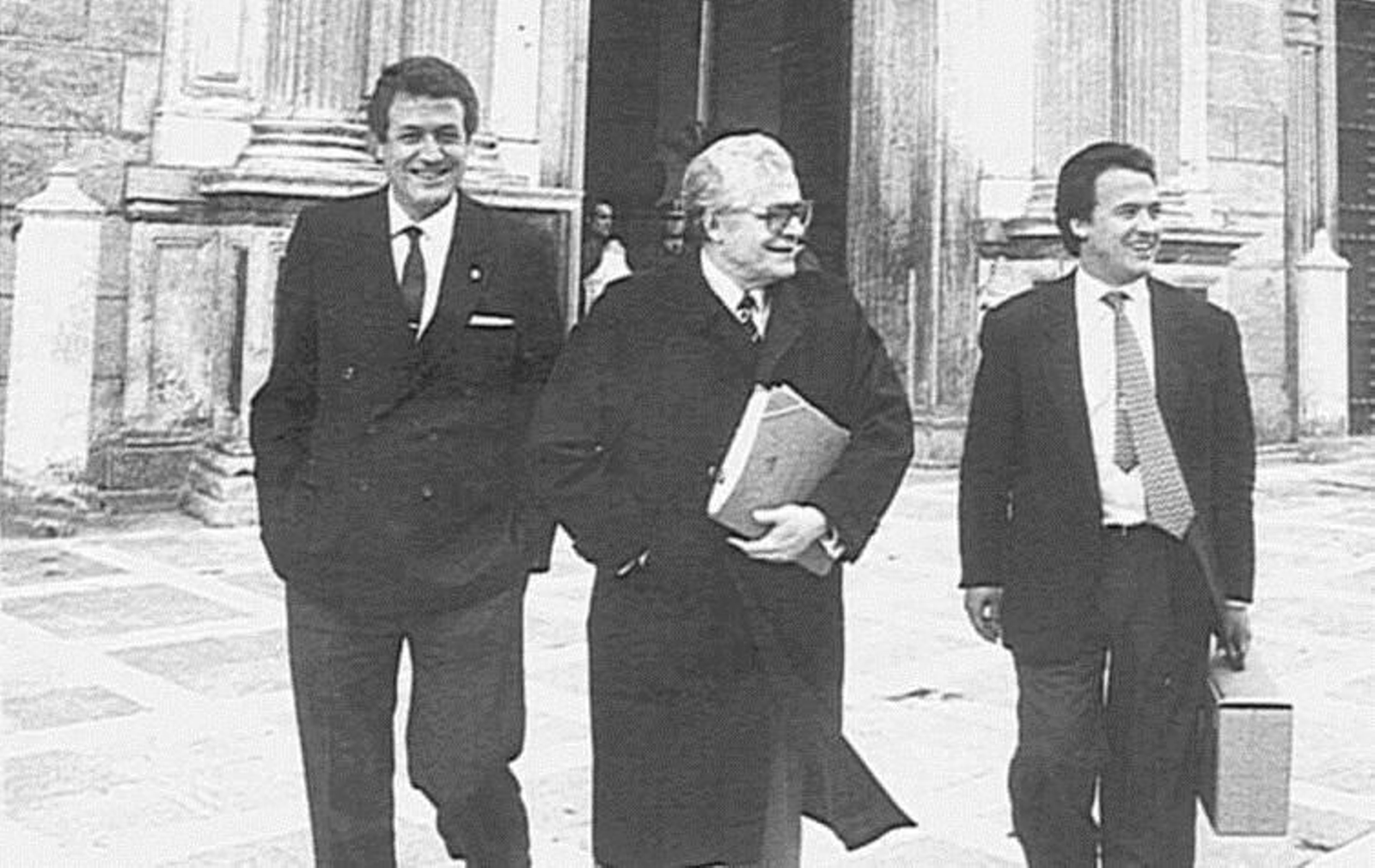 Carlos Corchero (i), Manuel Cobo del Rosal y Pedro Pacheco, en el juicio de Los Garciagos en Granada en 1991.