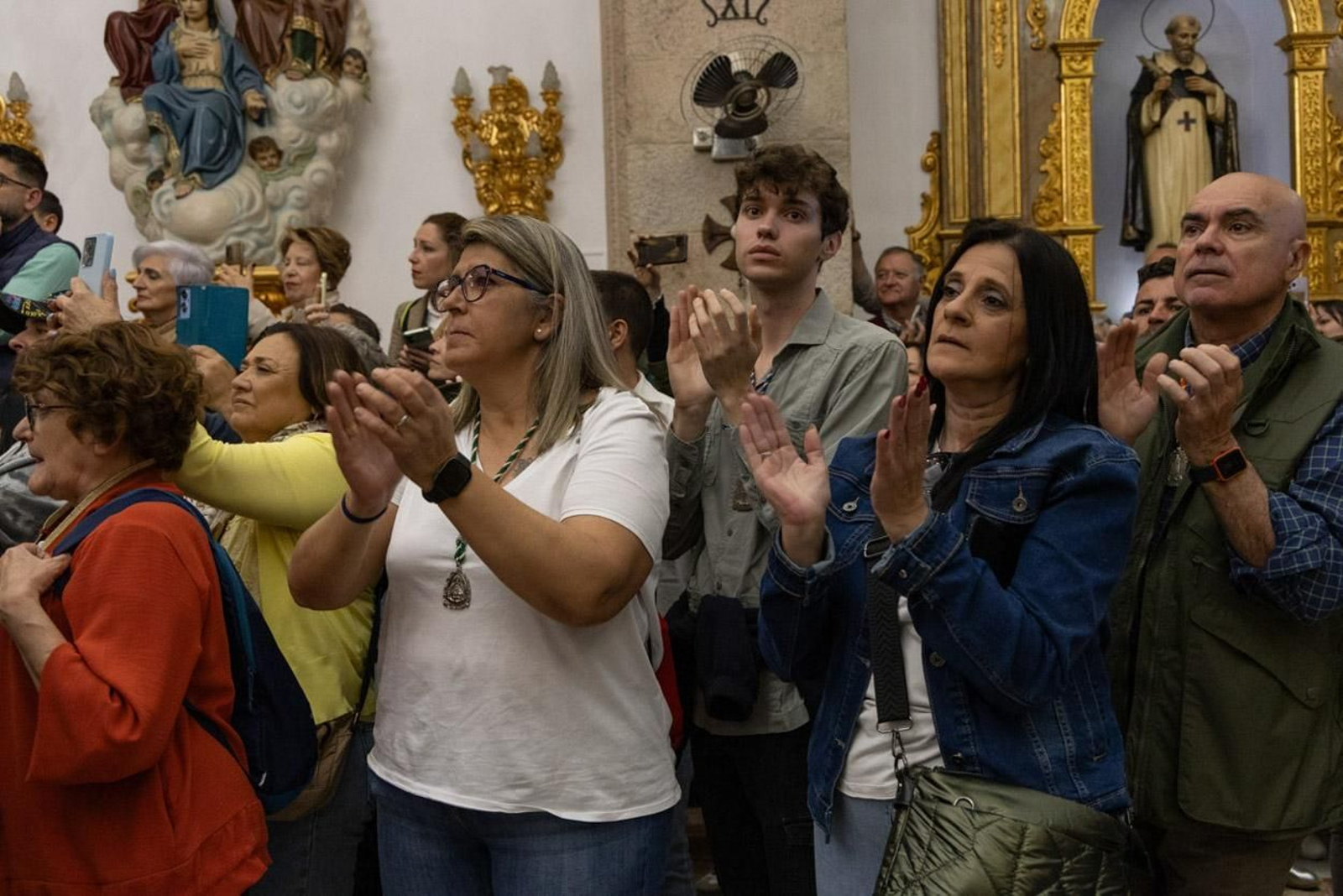 Miles de romeros acuden al encuentro de la Virgen de la Cabeza en su romería