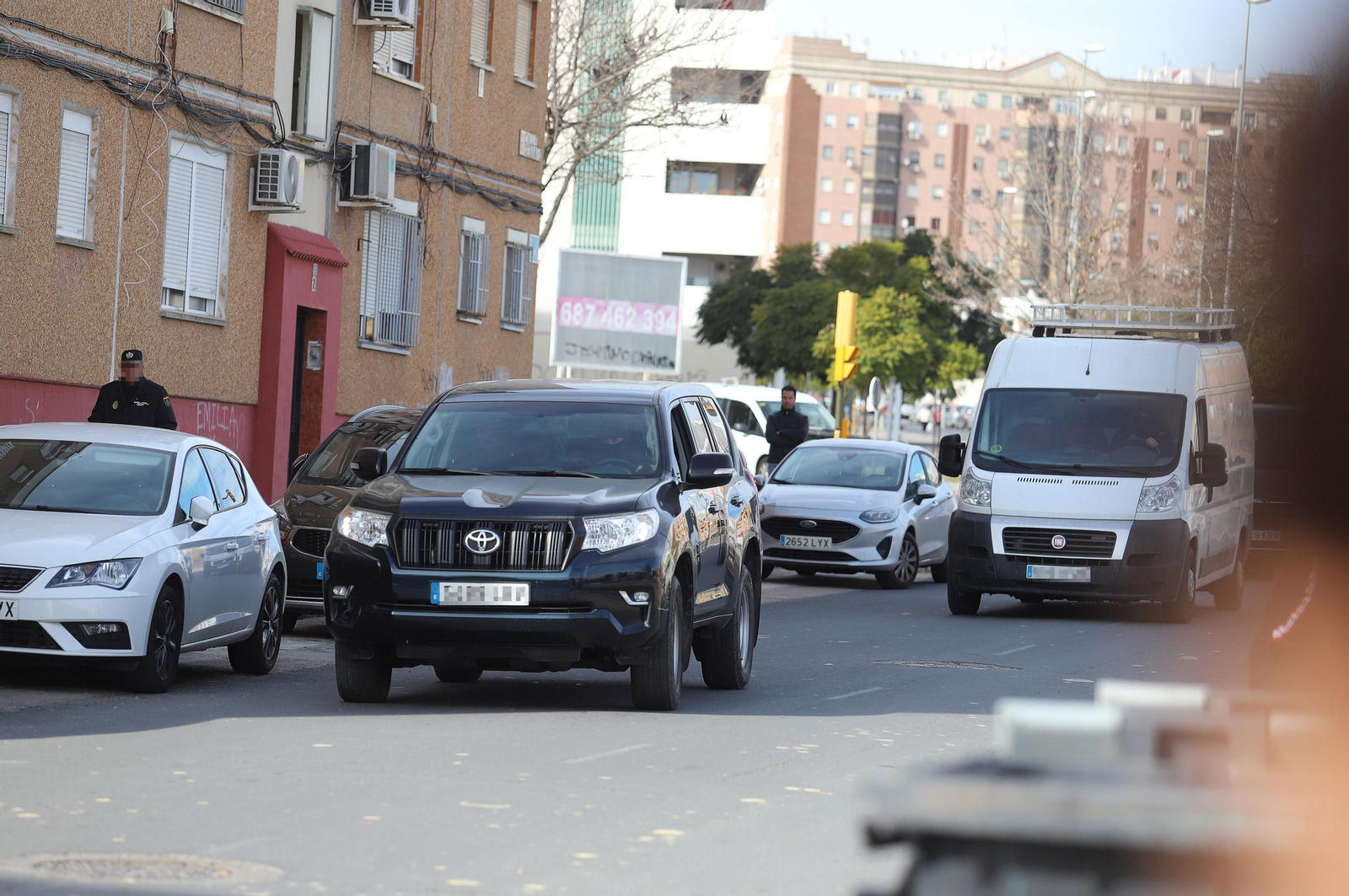 Imágenes del atrincherado que amenazaba con hacer estallar una bombona en el Torrejón, Huelva