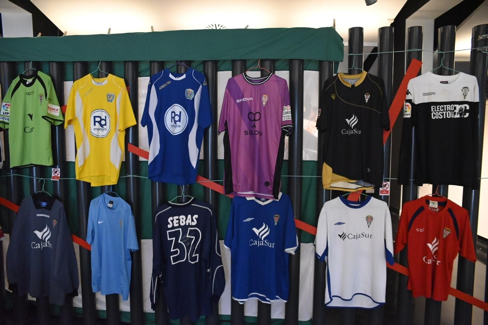 La exposición de camisetas históricas del Córdoba CF, en imágenes