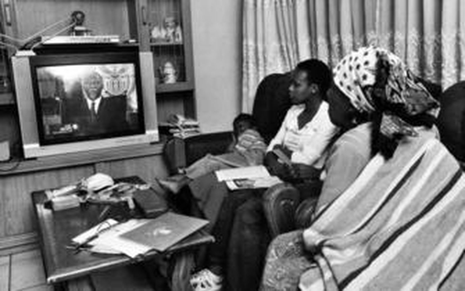 Una familia de Soweto observa las imágenes en la televisión de la dimisión del presidente de Suráfrica, Thabo Mbeki.