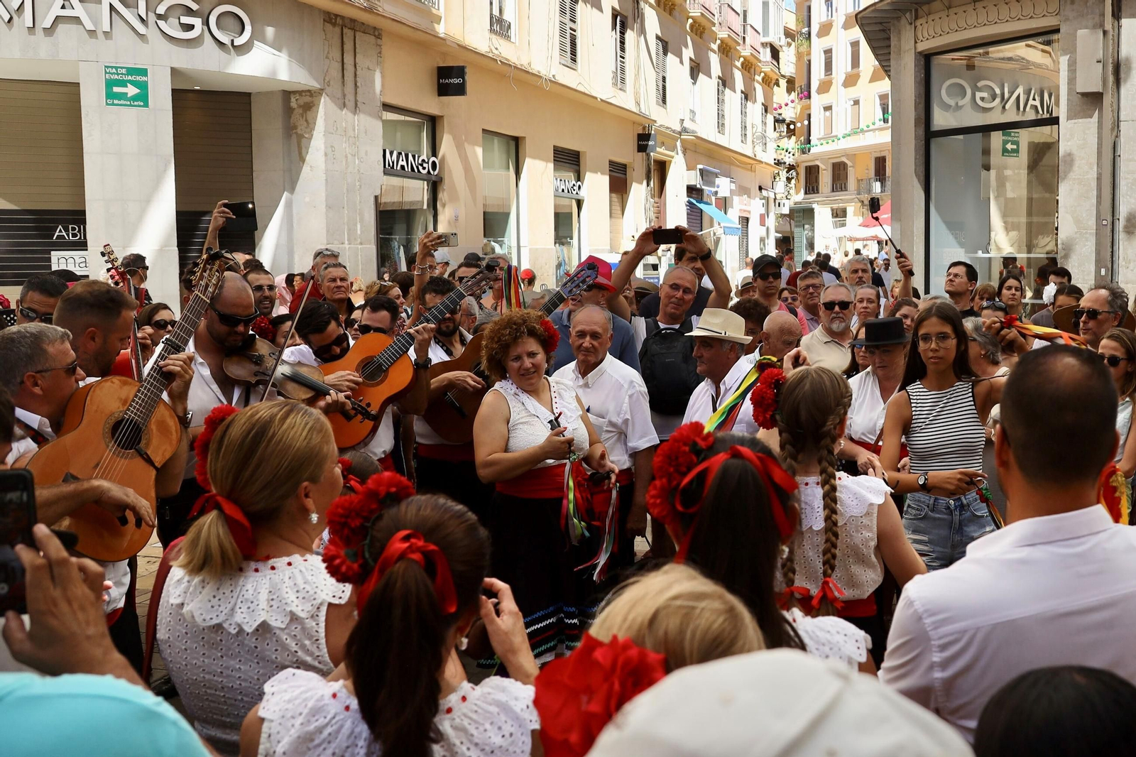 Ambiente en el Centro durante la Feria de Málaga.