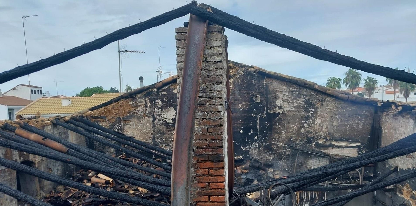Un incendio arrasa una vivienda en Valverde del Camino.