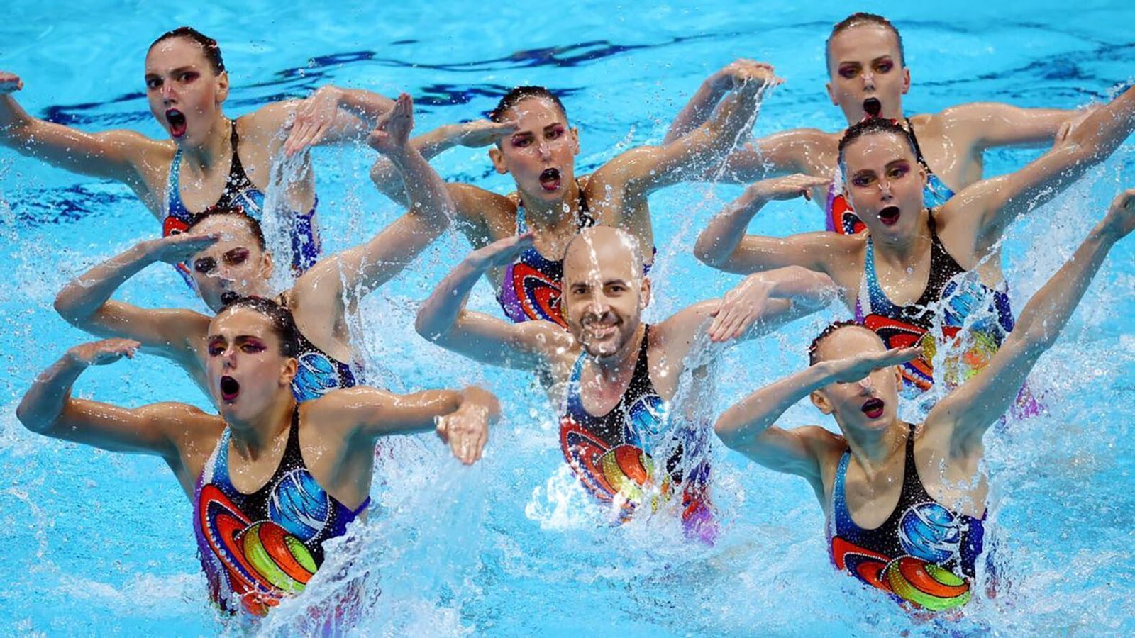 Luis Rivero entrenando con un grupo de chicas de su coro.