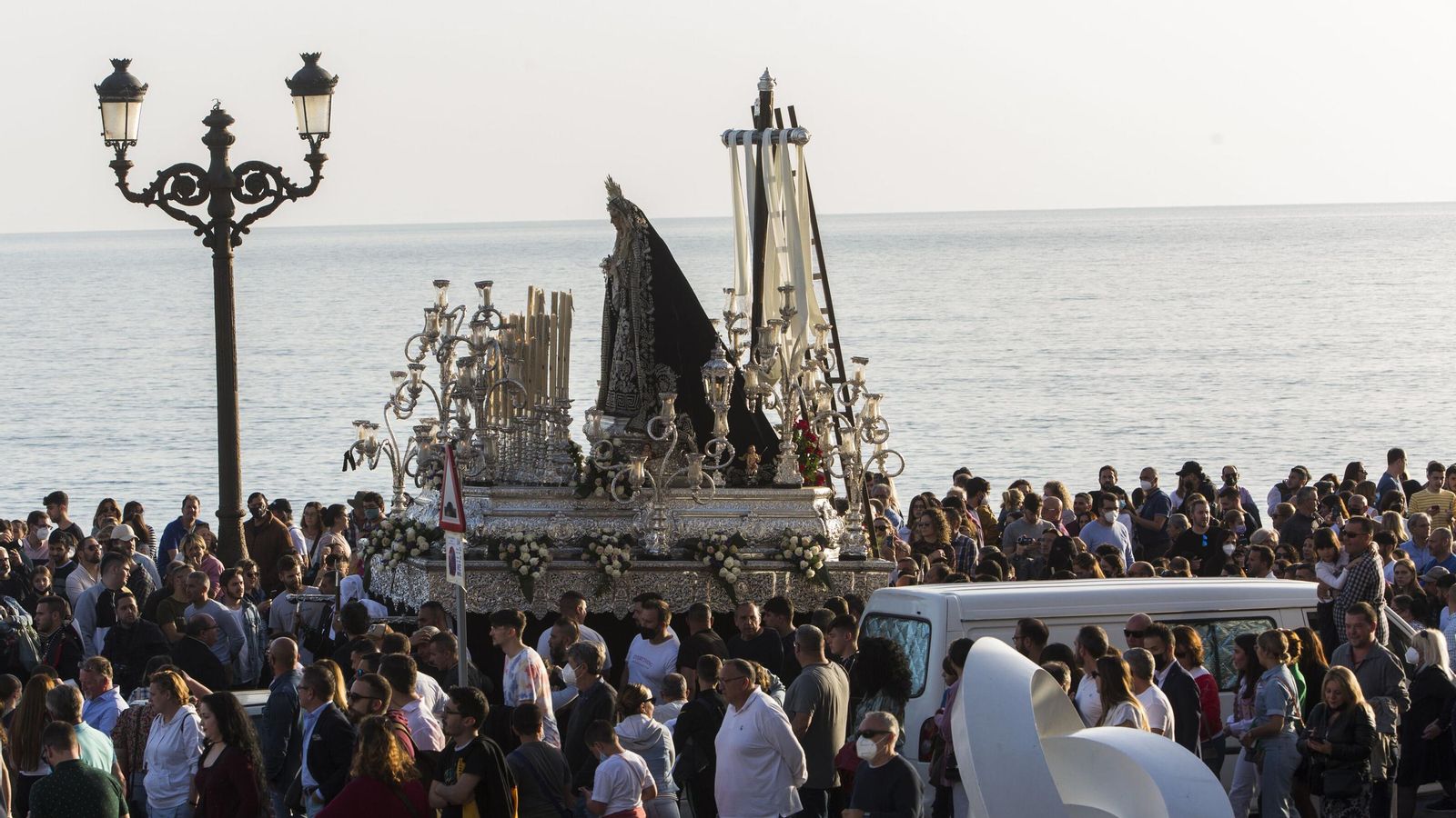 La Virgen de la Soeldad, a su paso por el Campo del Sur en la tarde del Sábado Santo