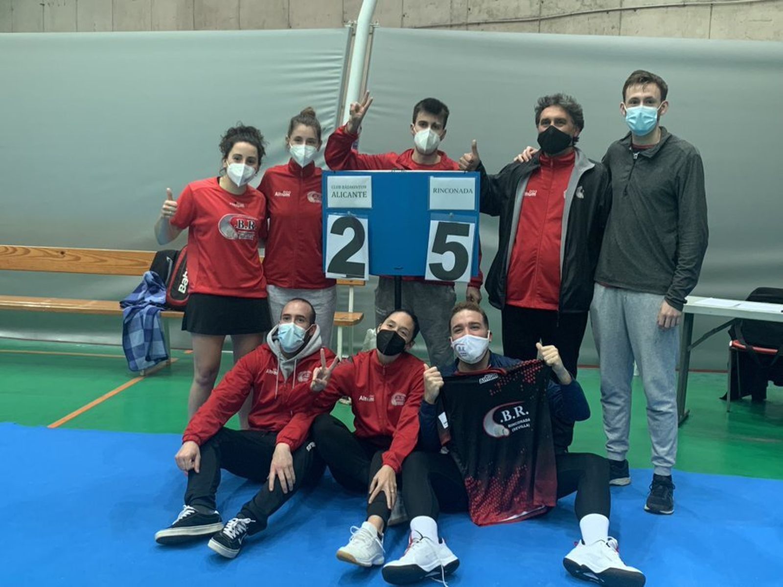 Los jugadores del Bádminton Rinconada celebran el triunfo en Alicante.