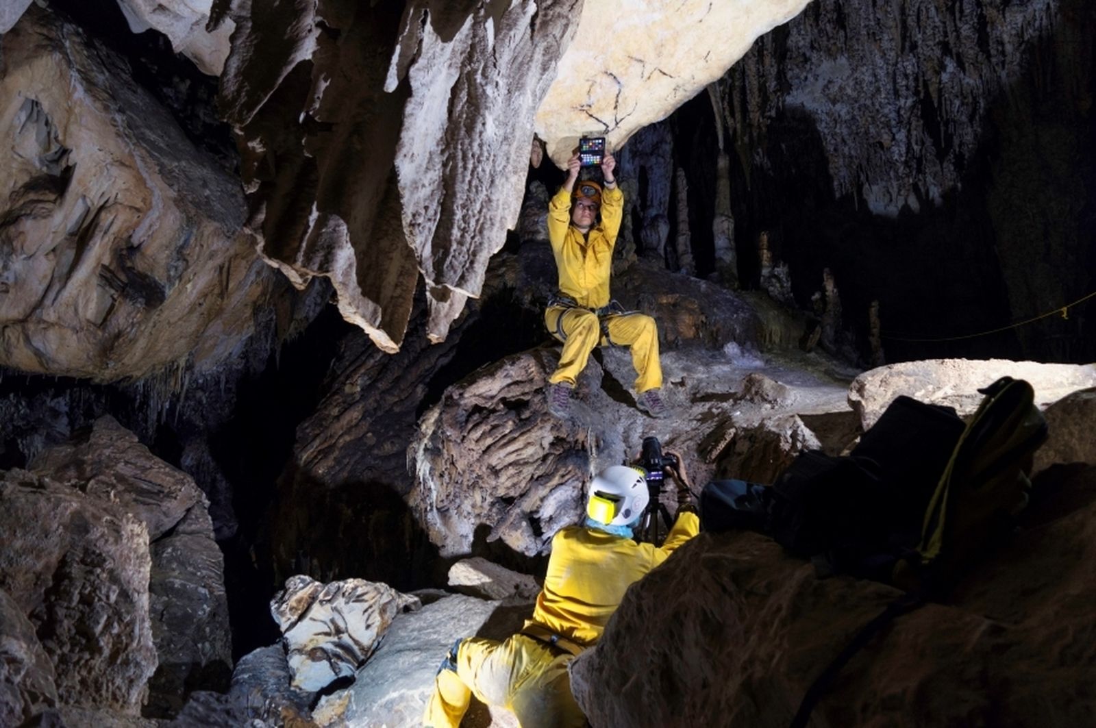 Dos investigadores, en el interior de la Cueva de Nerja.