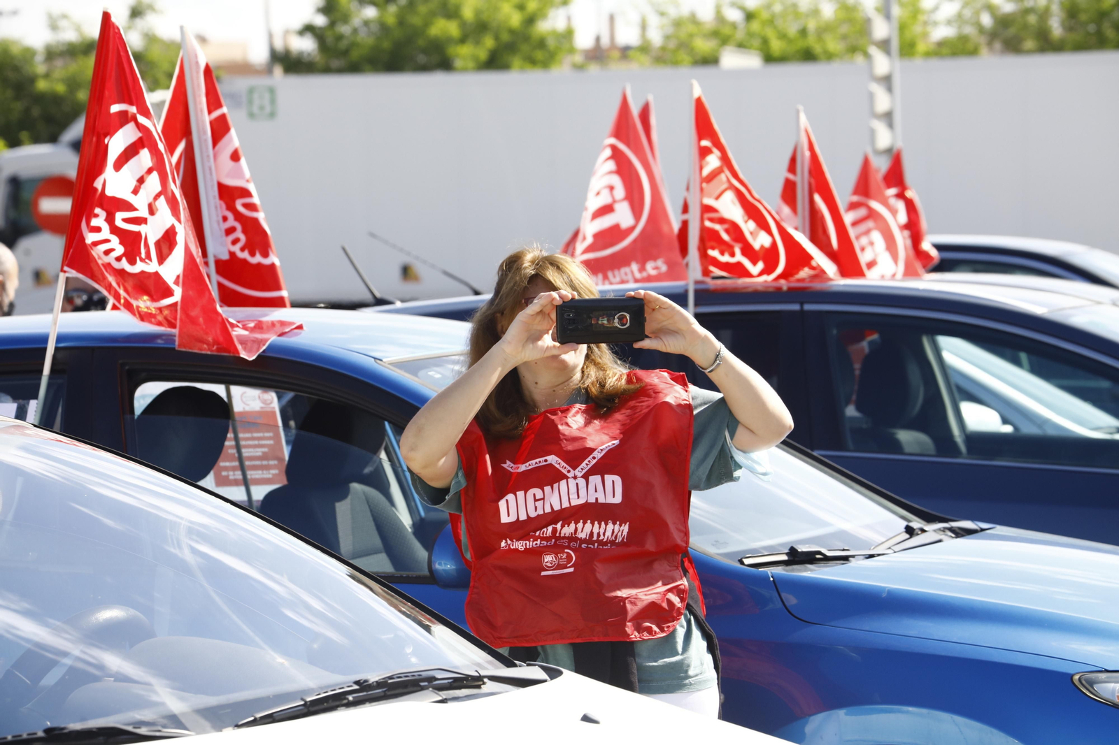 La caravana de coches de UGT en apoyo a las trabajadoras de ayuda a domicilio de Córdoba, en imágenes