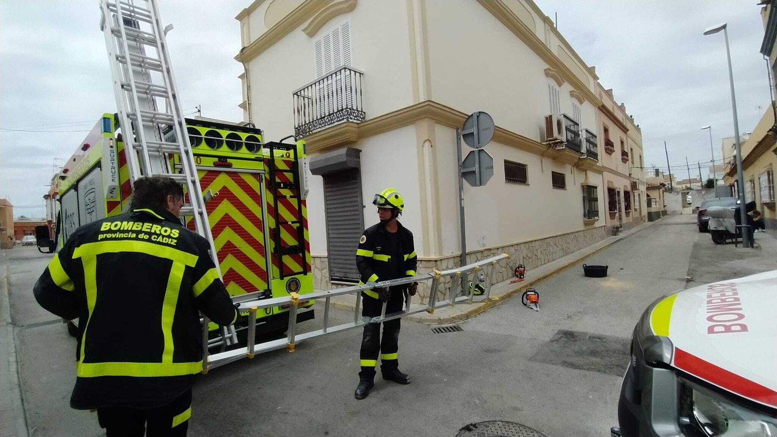 Bomberos en la zona en la que se ha producido el suceso en San Fernando.