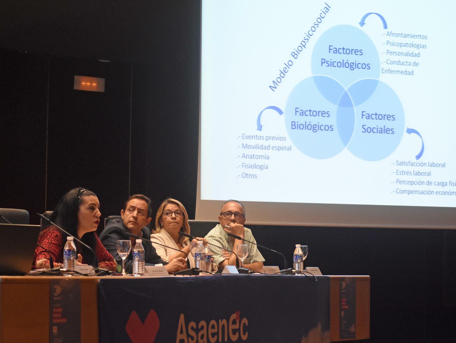 Participantes en la mesa 'La integración de la visión social en la práctica clínica'.