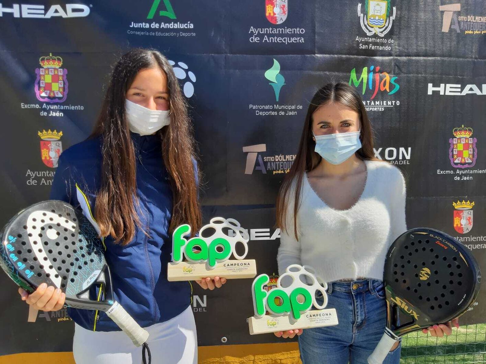 Julieta Alemán (izquierda) y Luna García, han conseguido el título de campeonas provinciales de pádel en la categoría cadete femenino.