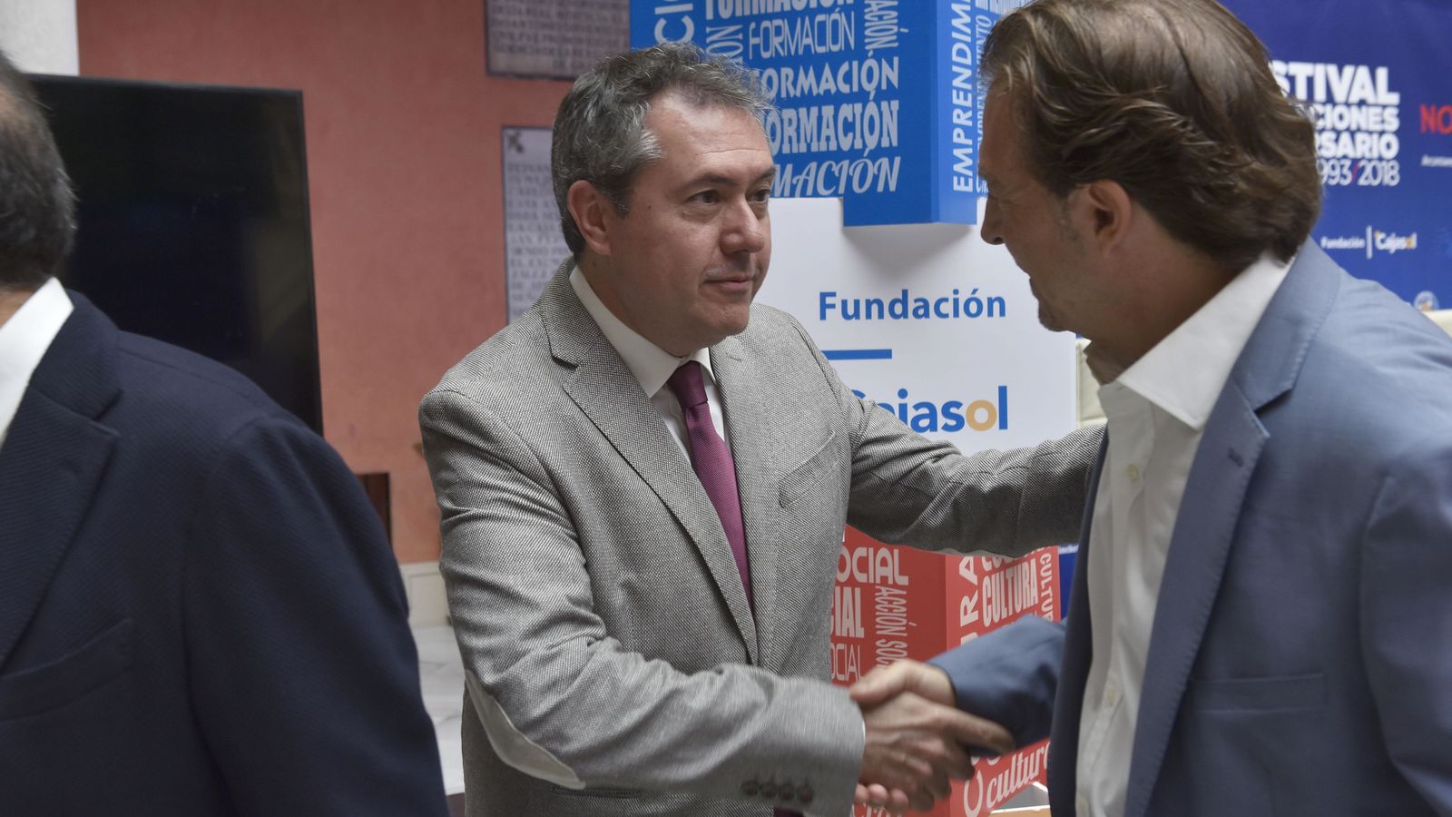 El alcalde de Sevilla saluda a Sergio Frenkel.