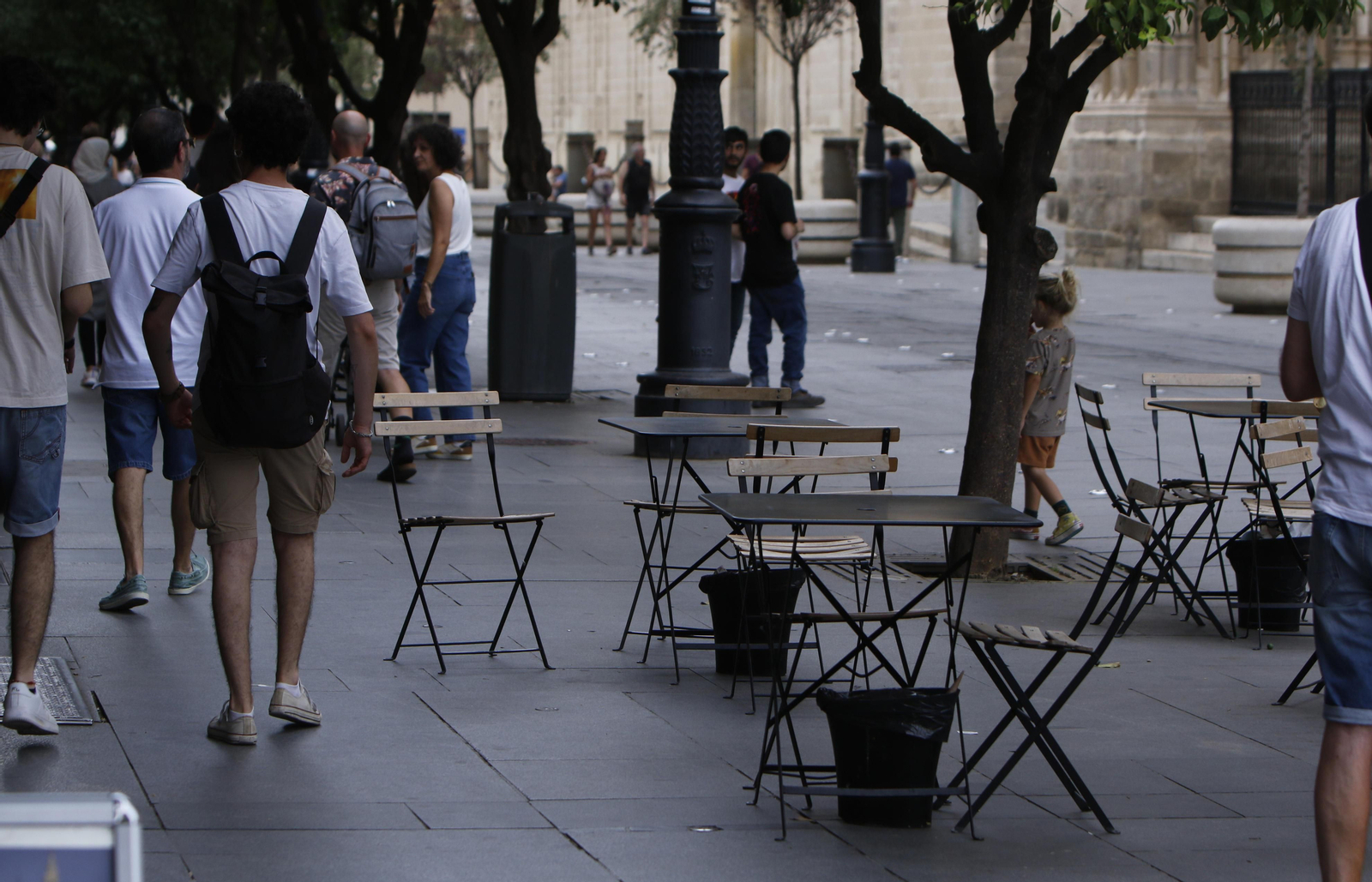 Varias sillas sin clientes en un negocio hostelero a la altura de la Catedral.