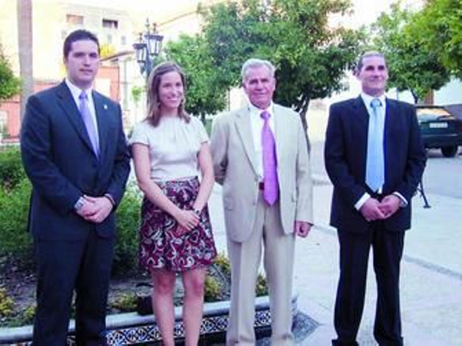 Sol Calzado y Álvaro Montaño posan con el alcalde de La Rambla y el presidente de los alfareros.