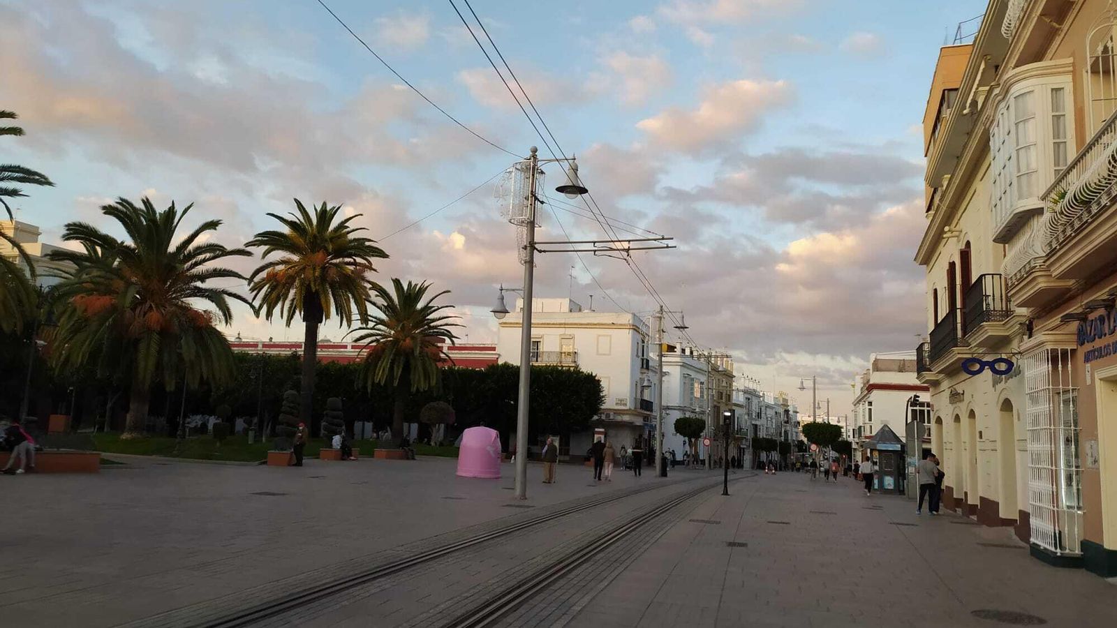 La calle Real, a la altura de la Alameda, a las seis de la tarde.