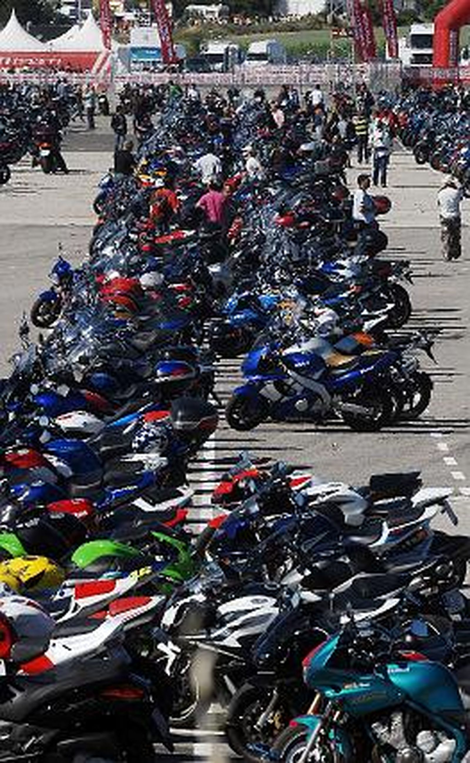 Miles de motos inundan las carreteras de la provincia. 

Foto: Pascual y Juan Carlos Toro