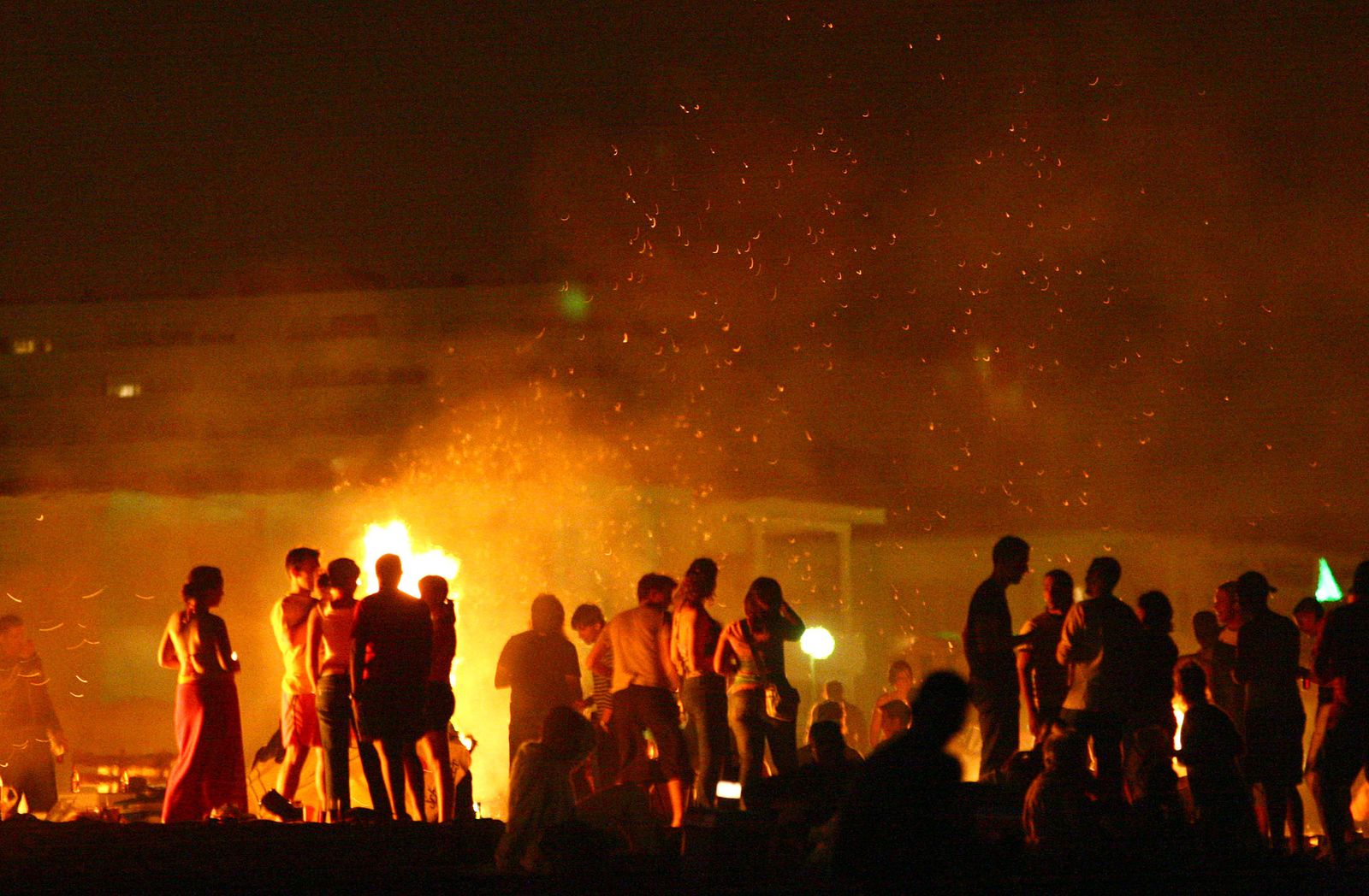Hoguera en las playas de Punta Umbría para celebrar la noche de San Juan.