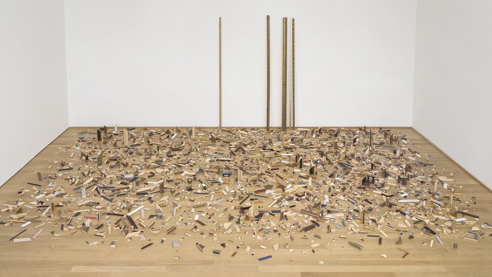 Trozos de marcos y fragmentos de bastidores reunidos por el llamado Comité de Vigilancia Artística.