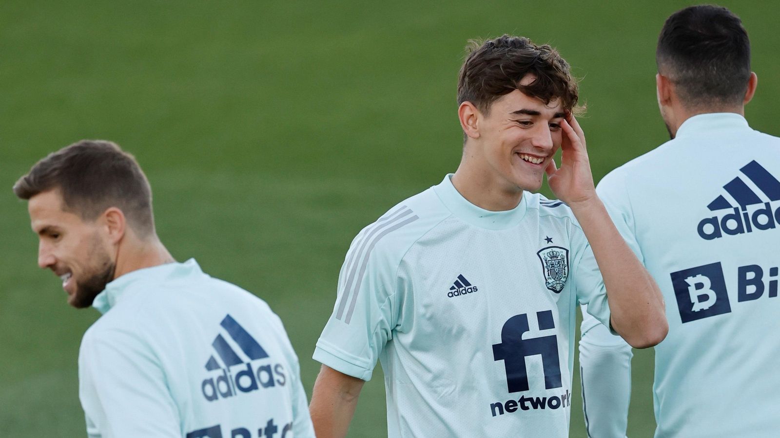 Gavi sonríe en el entrenamiento de la selección en San Siro.