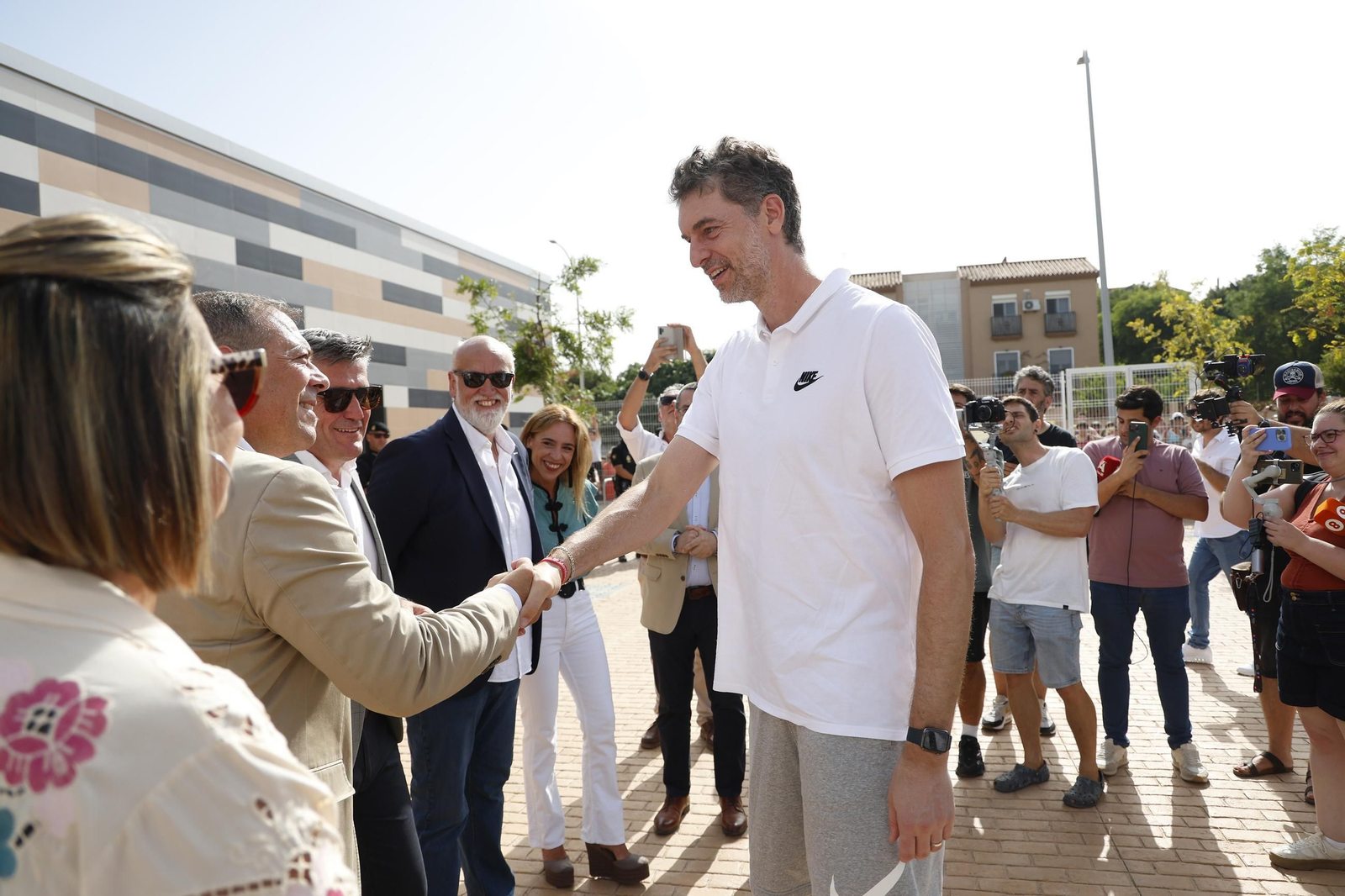 fotos de la inauguración con Pau Gasol del nuevo pabellón deportivo de Punto Ribot en La Línea