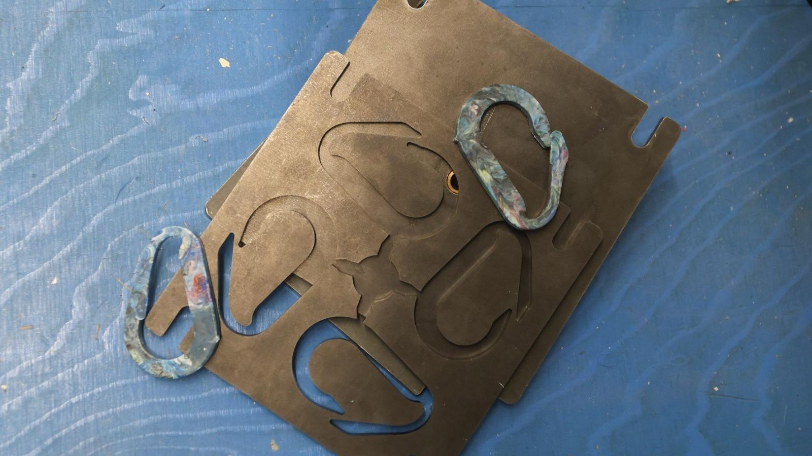 Mosquetones hechos por 'Marea Plastic' con plástico reutilizado.