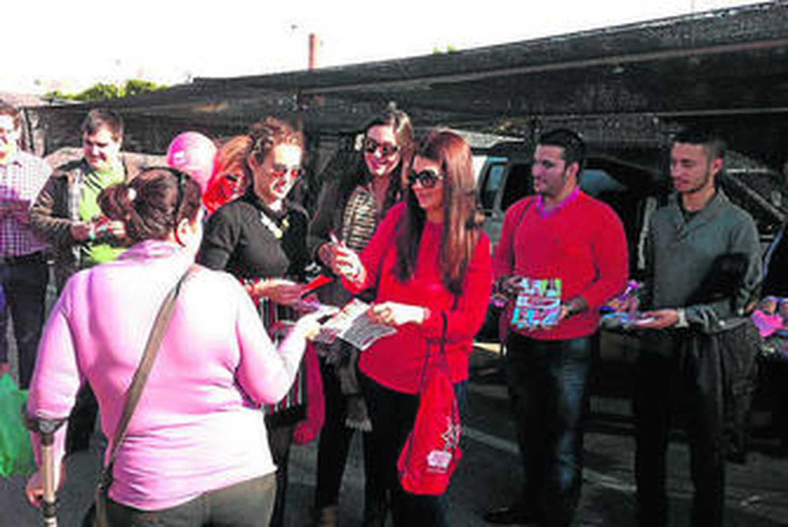 Reparto de material del PSOE en el mercadillo de Adra.