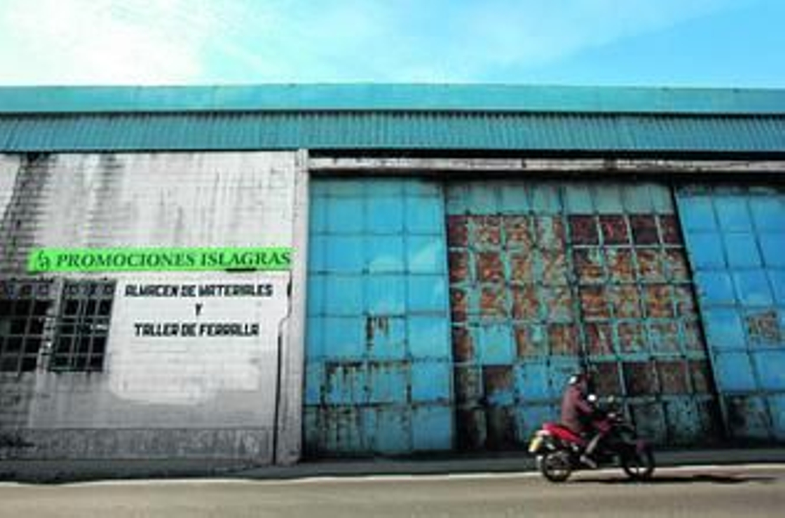 Una de las naves que actualmente se encuentra sin uso en el recinto exterior de la Zona Franca.