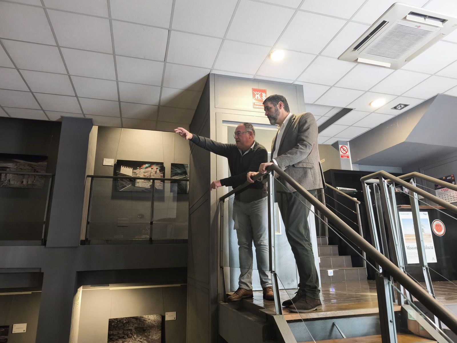 El delegado de Cultura, Juan José Alonso, ha visitado el yacimiento Puerta de Almería.