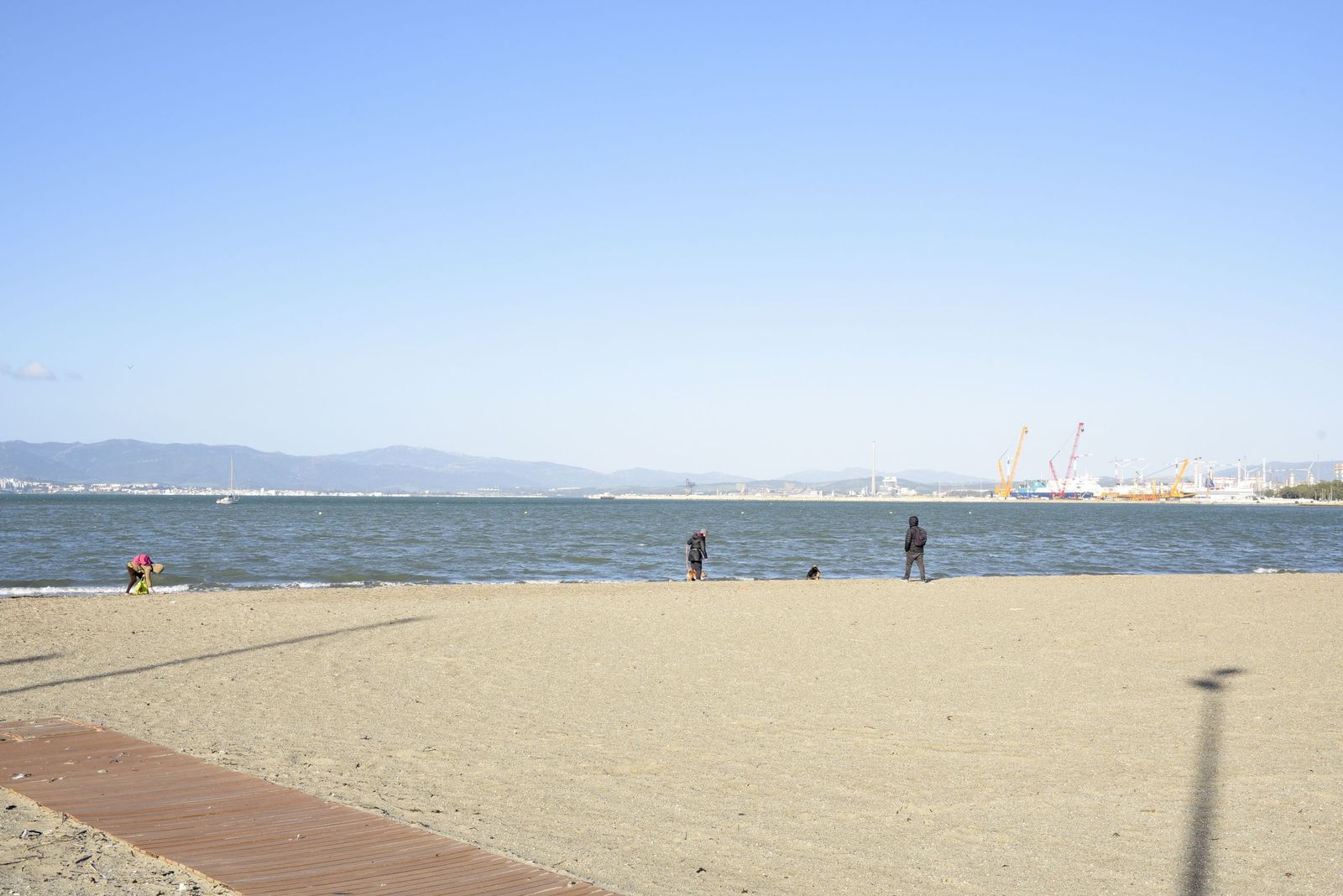 Las fotografías de un sábado en las playas de La línea tras las borrascas