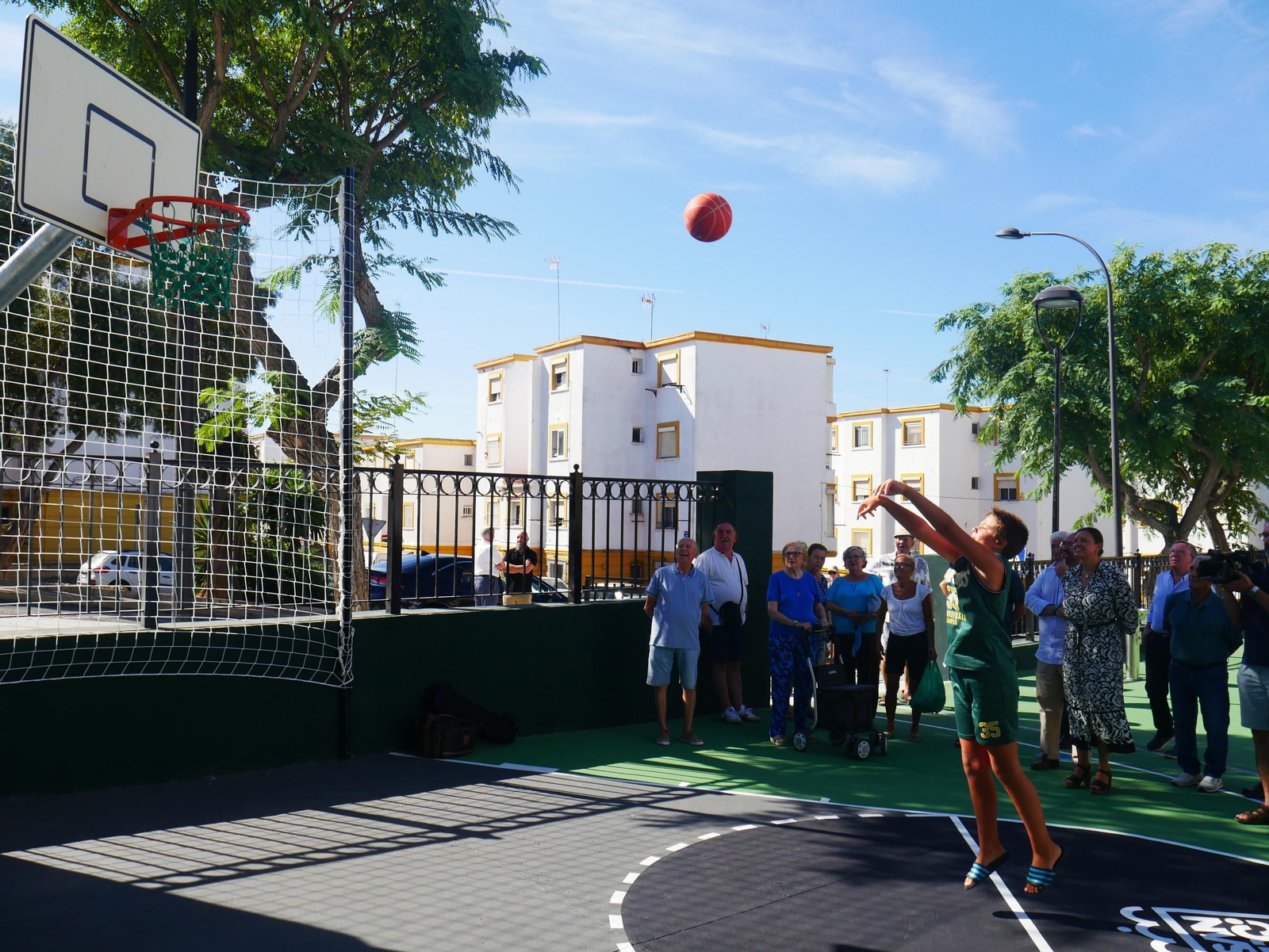 El joven Martín anotó la primera canasta del renovado parque infantil.