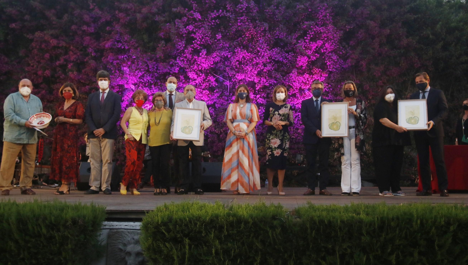 Foto de familia con los premiados tras el acto celebrado en la Casa de las Campanas. Foto de familia con los premiados tras el acto celebrado en la Casa de las Campanas.