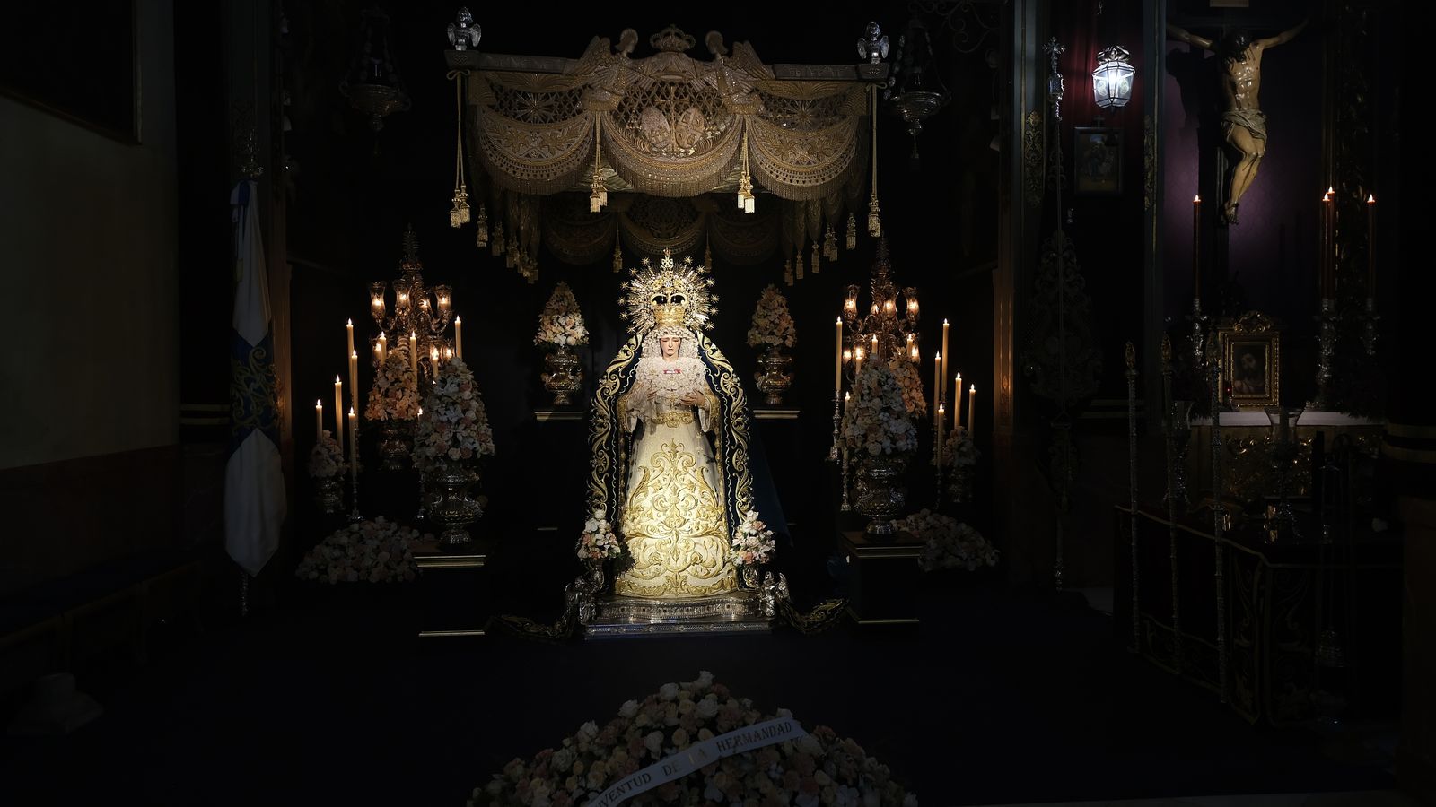 La Virgen de los Ángeles venerada bajo los bordados de su paso de palio