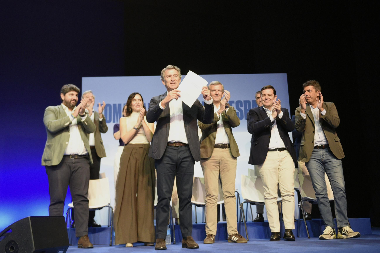 Alberto Núñez Feijóo, arropado por los barones del PP tras firmar la Declaración de la Región de Murcia.