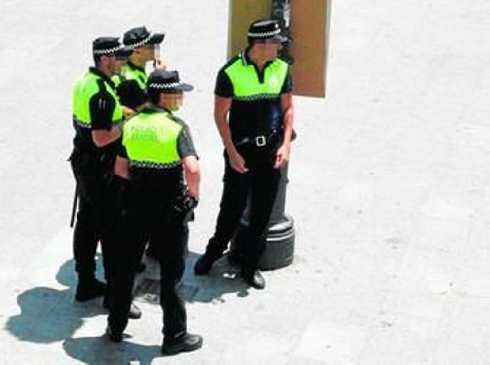 Varios agentes de la Policía Local, de patrulla por el centro de la ciudad.
