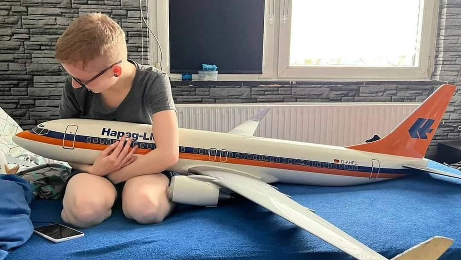 Sara Rodo, abrazada al avión del que está enamorada