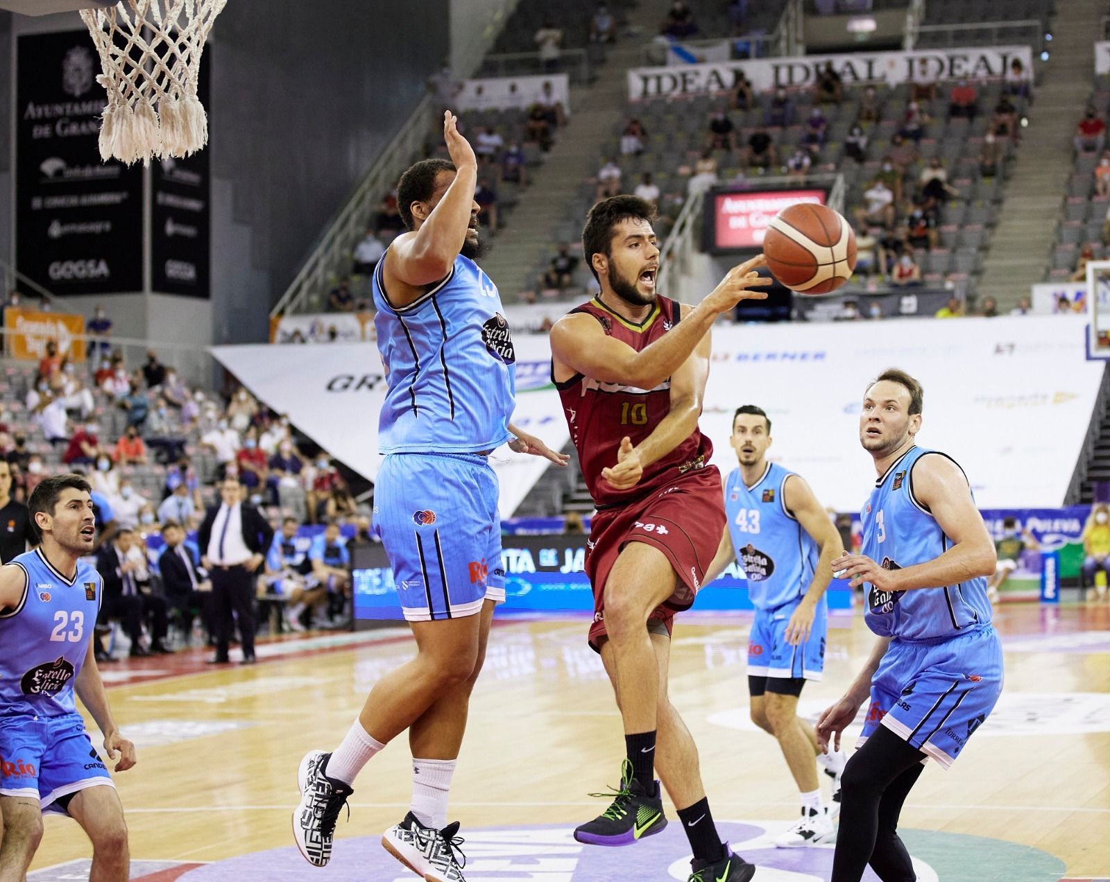 Germán Martínez trata de penetrar ante la oposición de Larsen y Kacinas.