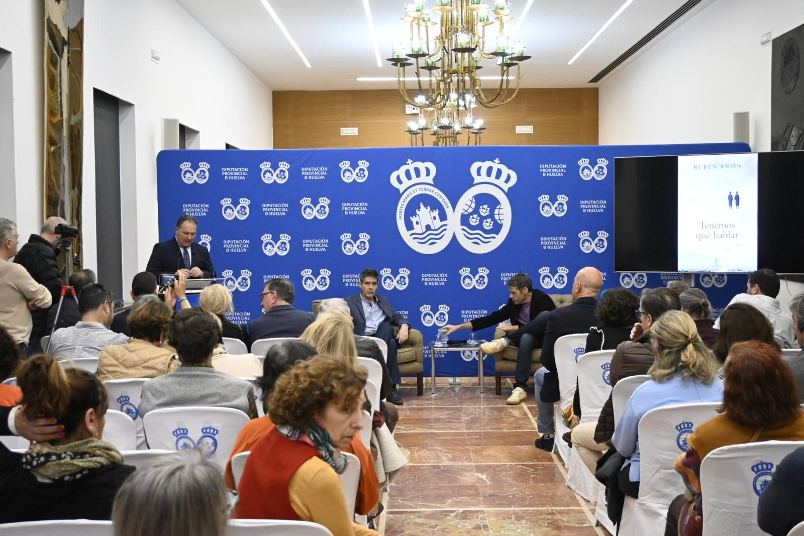 El periodista Rubén Amón presenta su libro `Tenemos que hablar' en imágenes
