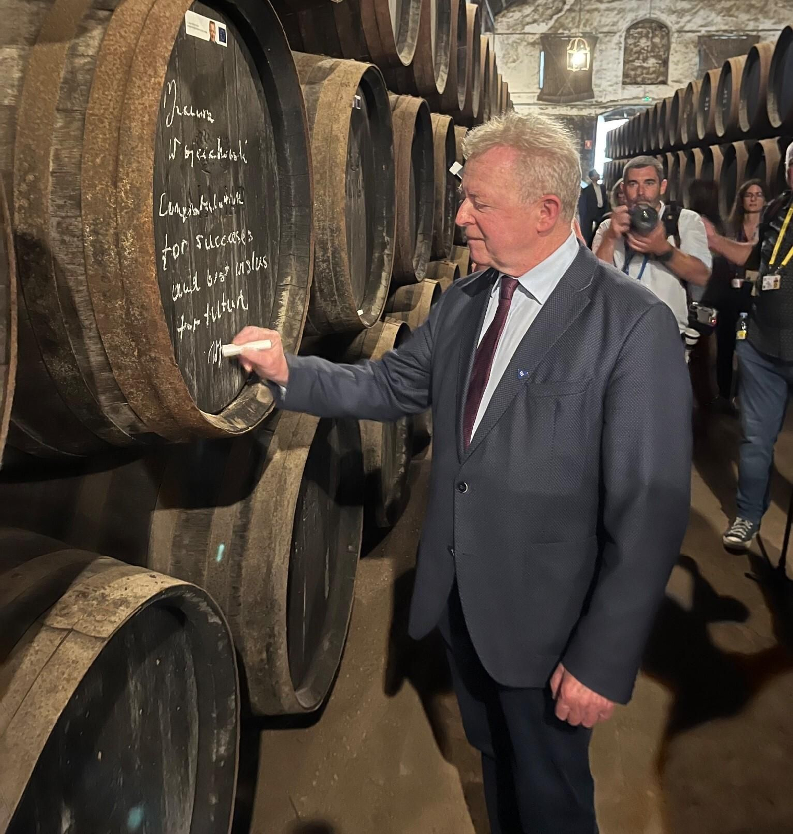 El comisario europeo de Agricultura firma una bota de Alvear, en Montilla.