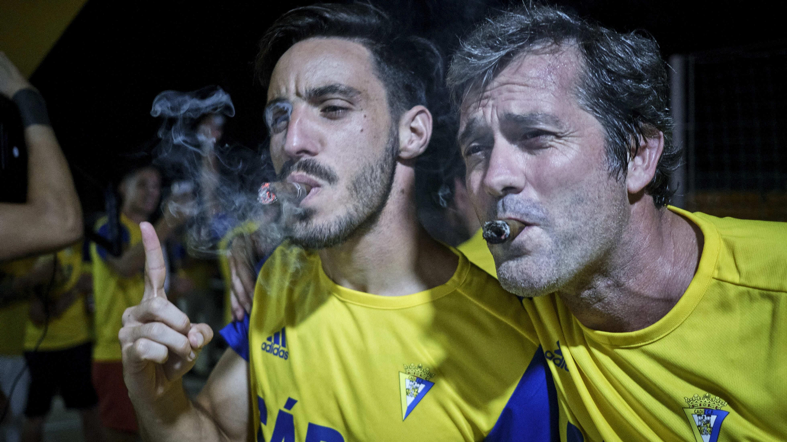 La plantilla del Cádiz celebra por todo lo alto el ascenso en el Rosal