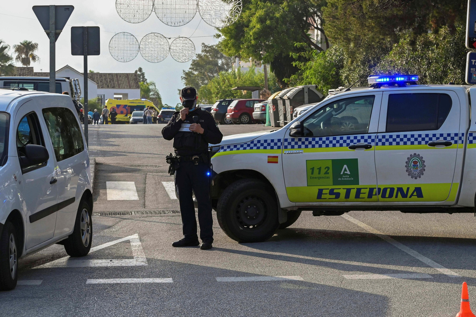 Perímetro policial en la zona de Estepona en la que fue apuñalado el joven.
