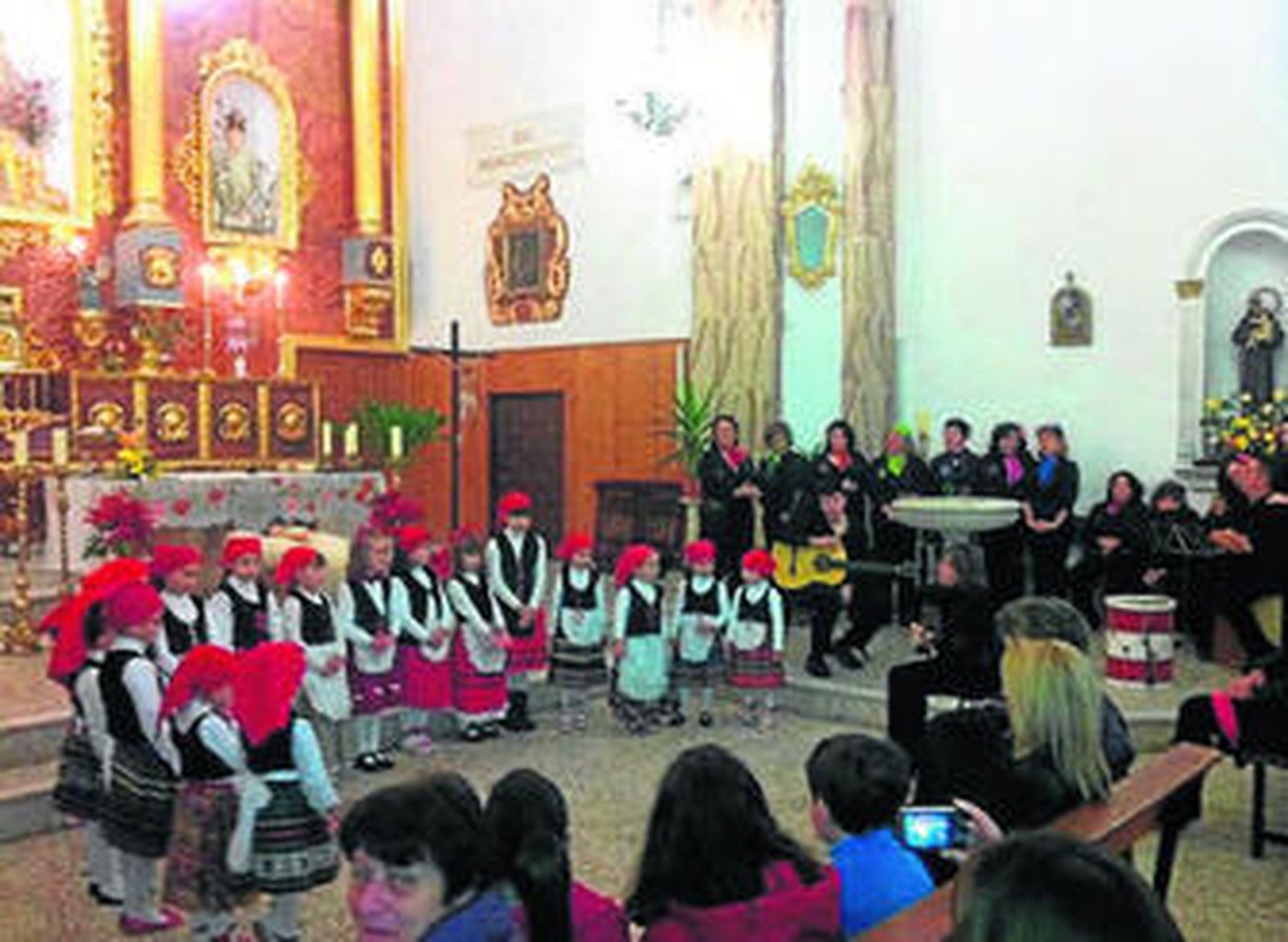 1. 'Sabor a Navidad', las voces inocentes de los niños para encandilar a los asistentes. 2. Un Belén hecho únicamente con objetos reciclados. 3. Los miembros del grupo Al Marayya interpretaron algunos villancicos.
