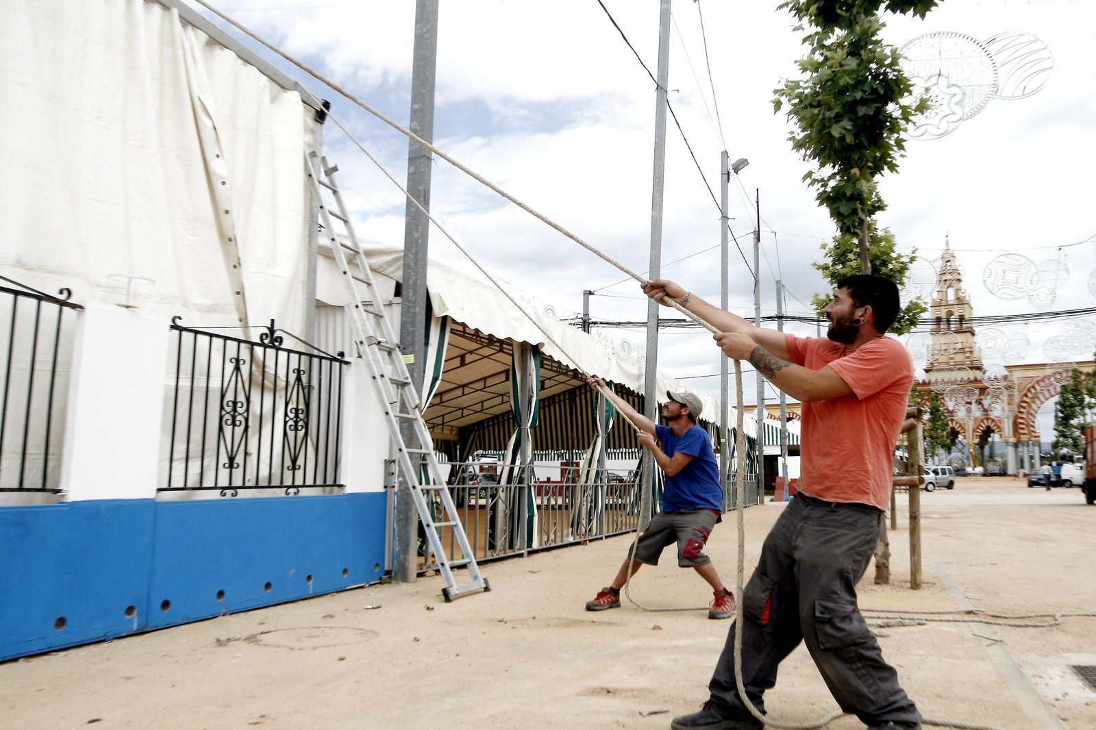 Montaje de las casetas en la Feria de Córdoba.
